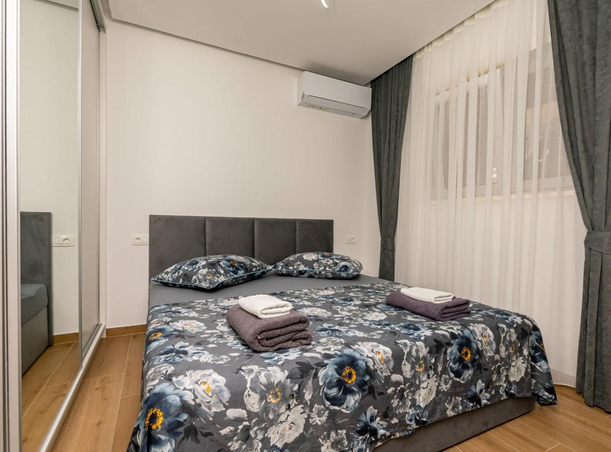 Apartments Hope Dugi Rat Exterior photo